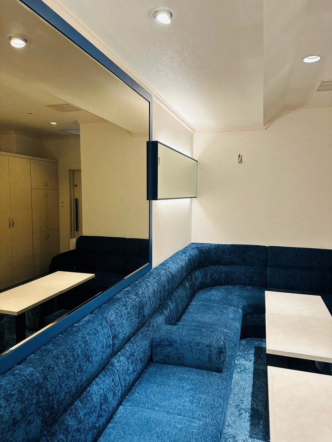 ソファ席のある店内