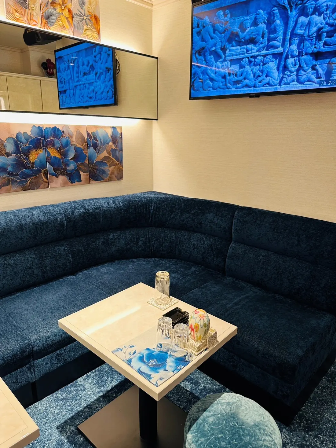 アートを飾ったソファ席