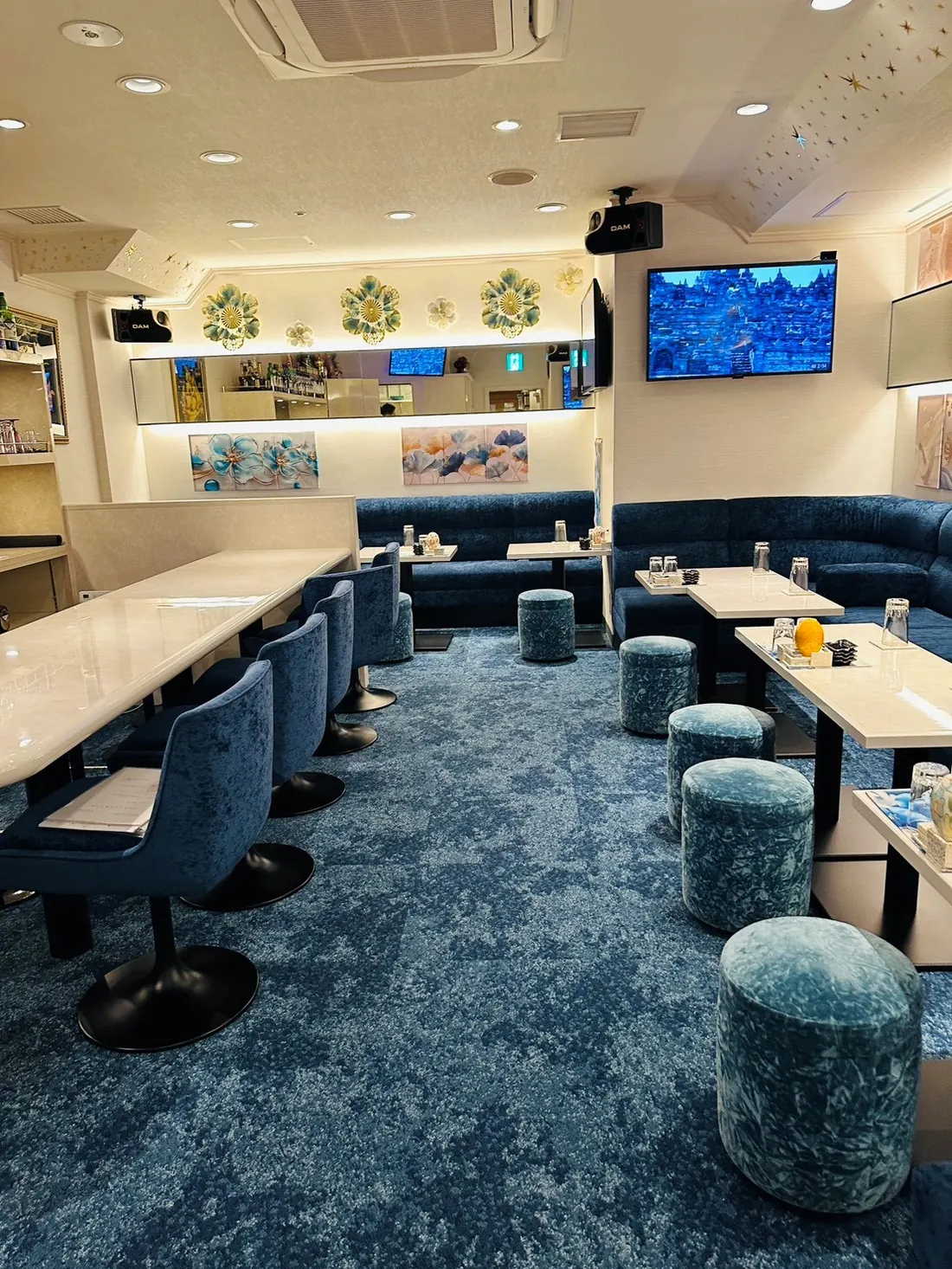 奥まで見渡せるフロア全景